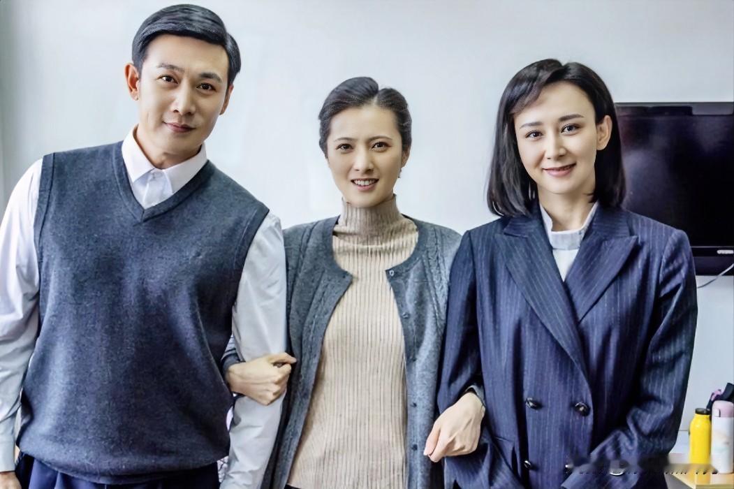 说实话她没有胡静“漂亮”，但是她身上有种“干净纯洁”的气质！这三人站一块，胡