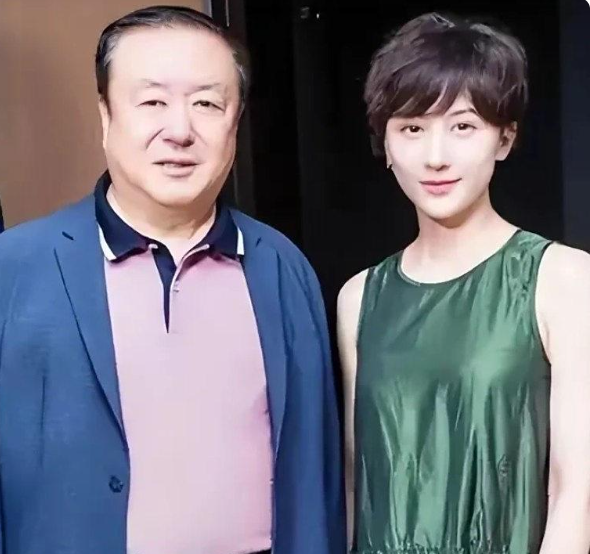 从田歌到周庭伊：尤小刚每段感情都“踩准”人生阶段，算计比爱情更明显