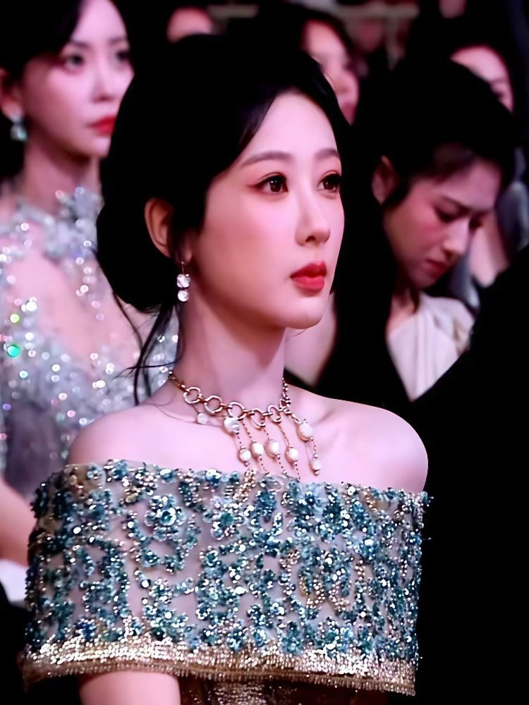 内娱名利场，杨幂弯腰撕碎了所有潜规则。杨紫那身鎏金战袍，裙摆铺开像张网，坐下就是