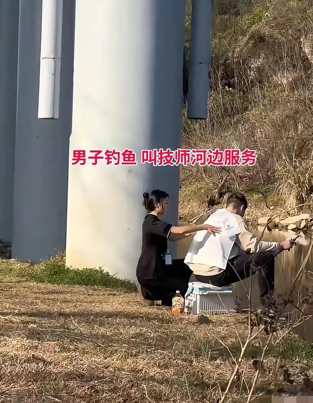 谁能想到，在湖北的河边，竟见着这般新鲜事。41岁的钓鱼大哥守着浮漂，身后的小马扎