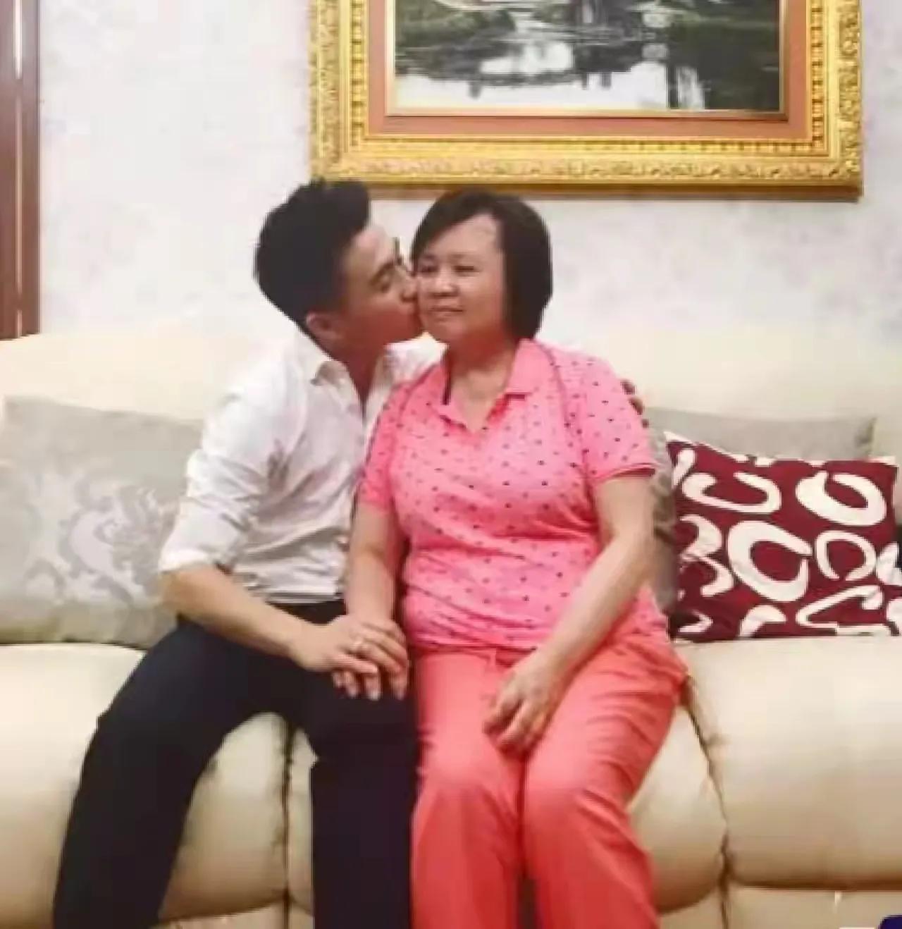 归根结底还是妈妈好[滑稽笑]，妈妈教育的好，当然保姆也好[赞]，真心付出自然