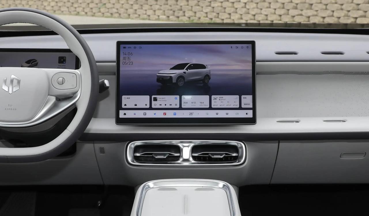 北京零下五度早上出门，纯电SUV上车1分钟暖风就吹手，这反差让多少北方人瞬间破防