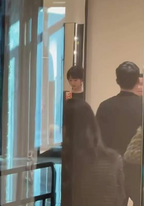 谁懂啊！杨紫这身造型自带华伦千金既视感，沉稳大气的格调衬得气质超出众，眉眼间满是