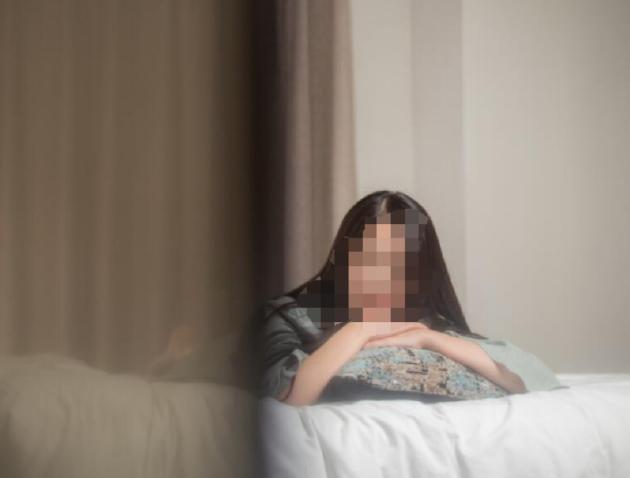 乌鲁木齐，一男子跟女友去酒店开房，凌晨他迷迷糊糊醒来时，竟然看见女友旁边睡了一个