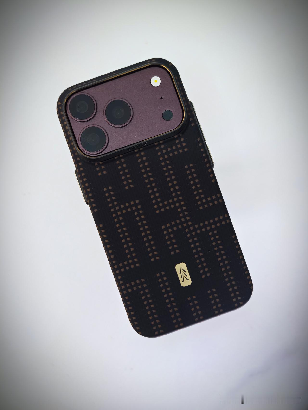 我都不敢相信，十来年头一次对美版iPhone18Pro感兴趣。我平时要拍不
