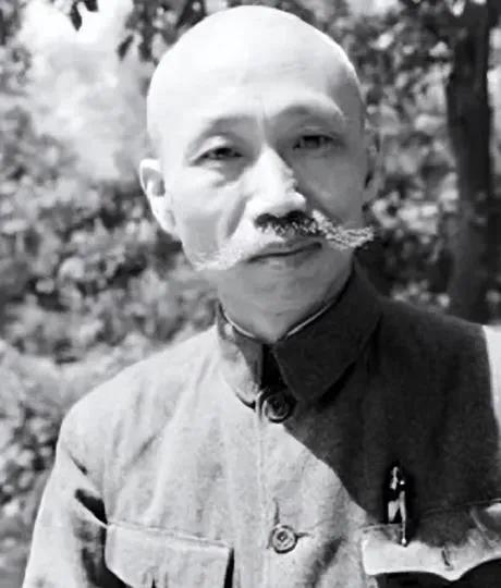 🌛1935年，王家烈被蒋介石逼迫，交出兵权后考察散心，蒋介石也够意思，给了