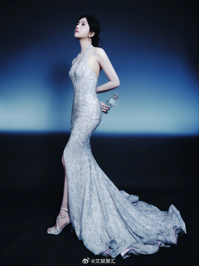 陈妍希看见极光陈妍希爆闪挂脖裙 陈妍希穿爆闪挂脖裙也太好看了，简约不浮夸，闪得