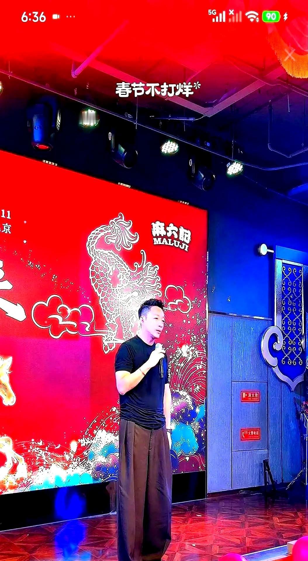 家宴上，汪小菲突然对着张兰，连鞠三躬。“妈，过去我情绪不好，最对不起的就是