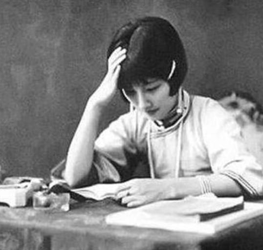 1929年，徐志摩逛完青楼之后回到家中，携一身酒气拥住榻上的陆小曼："她们一个个