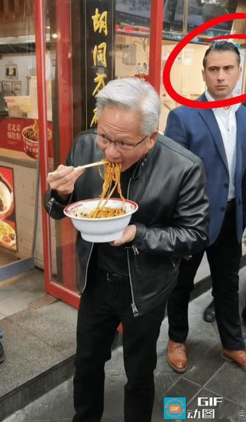 大佬回故土，保镖大可不必如临大敌画面里这位正是英伟达创始人黄仁勋，在北京街