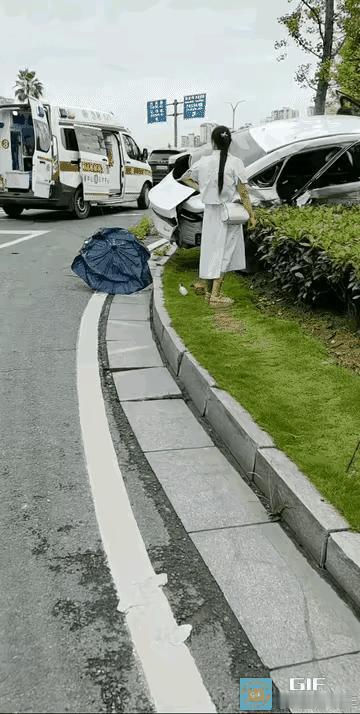 这真是太疯狂了！23岁开车女司机，上午才领的驾照，中午才去四S店去提的车子，谁