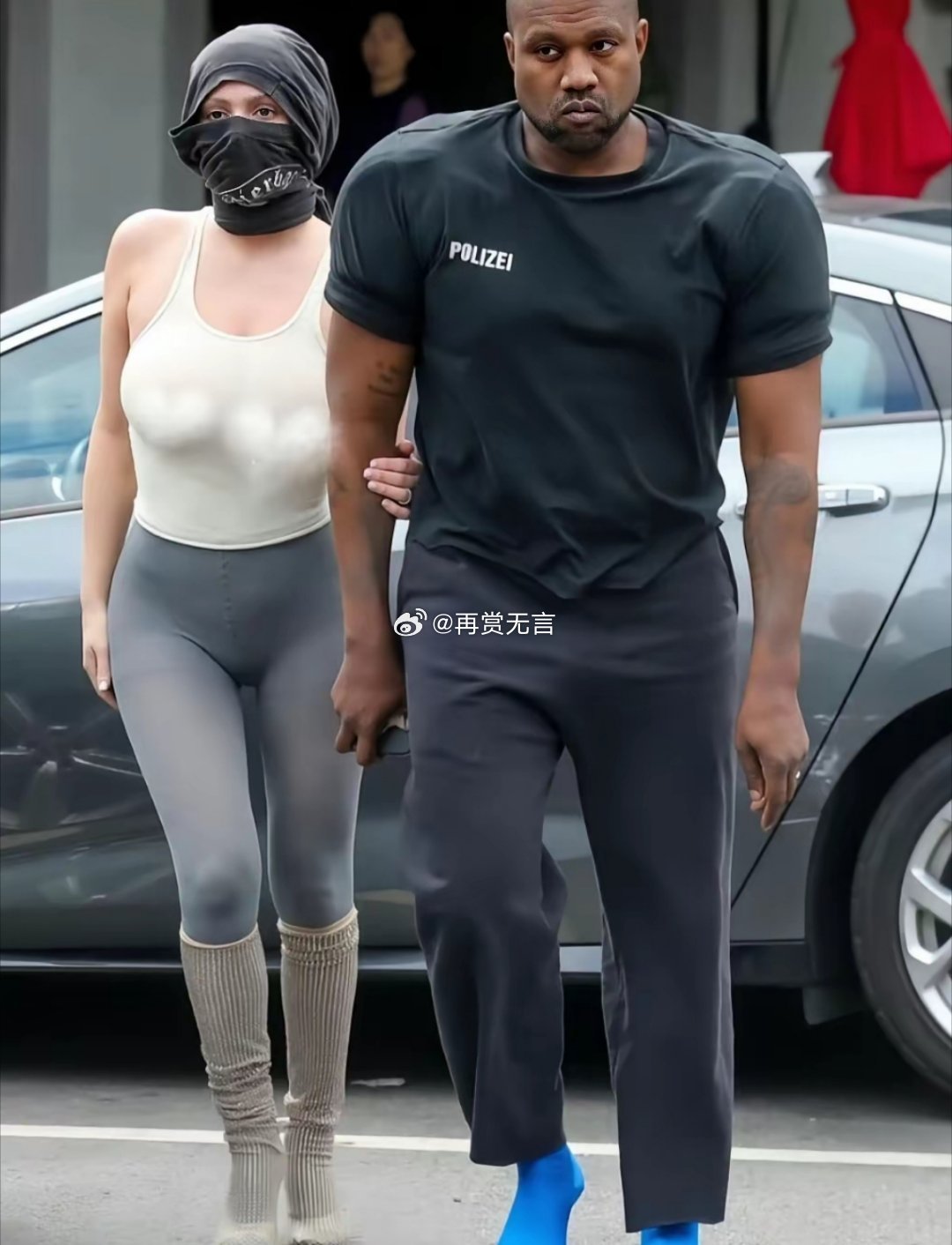 侃爷坚持不穿鞋，万一哪天出门逛街，不幸“中奖”踩到一口老痰，表情管理还绷得住吗？