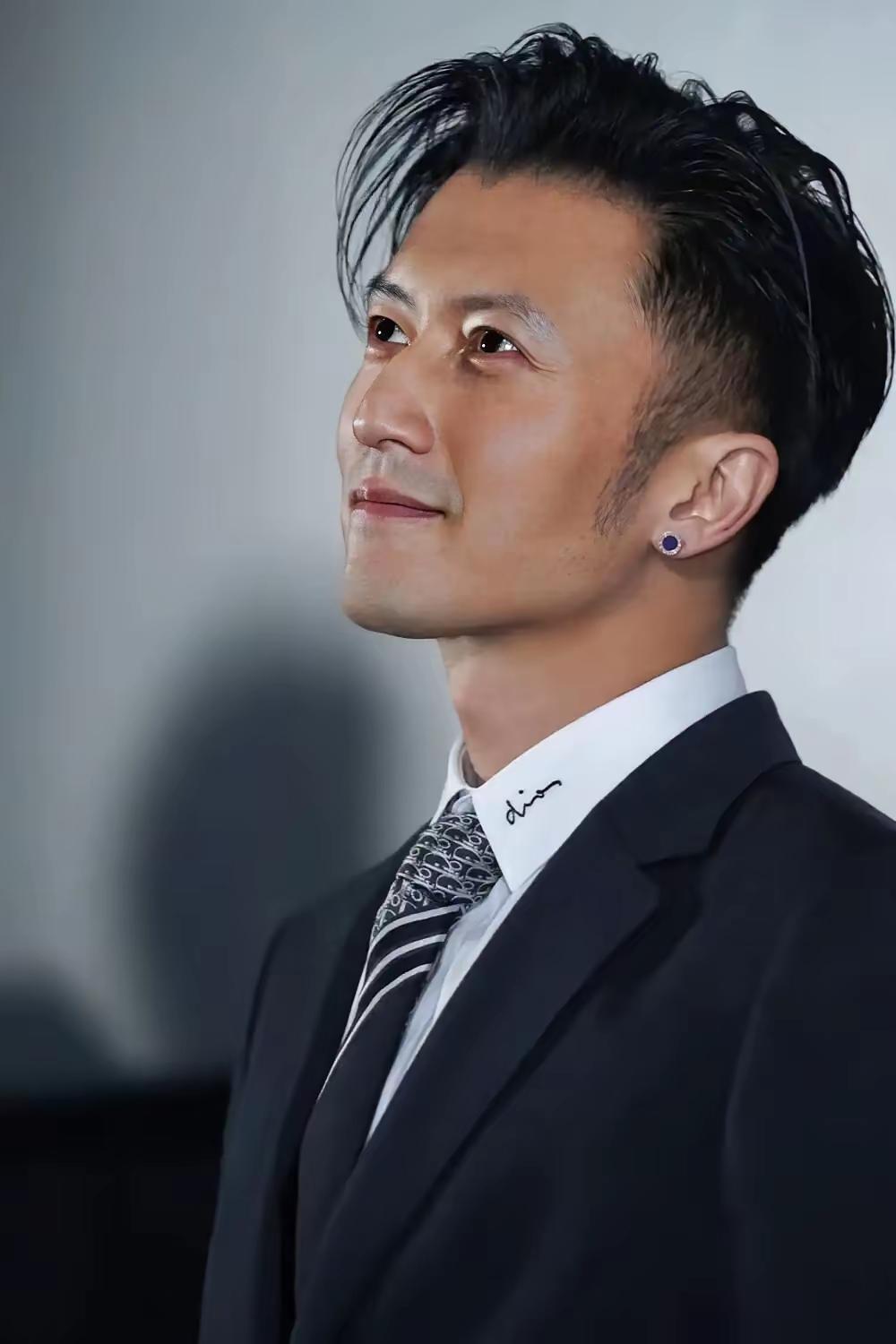 谢霆锋谢霆锋真是娱乐圈话题不断的人物。之前看到霍汶希爆料，说他年轻时候不爱洗头