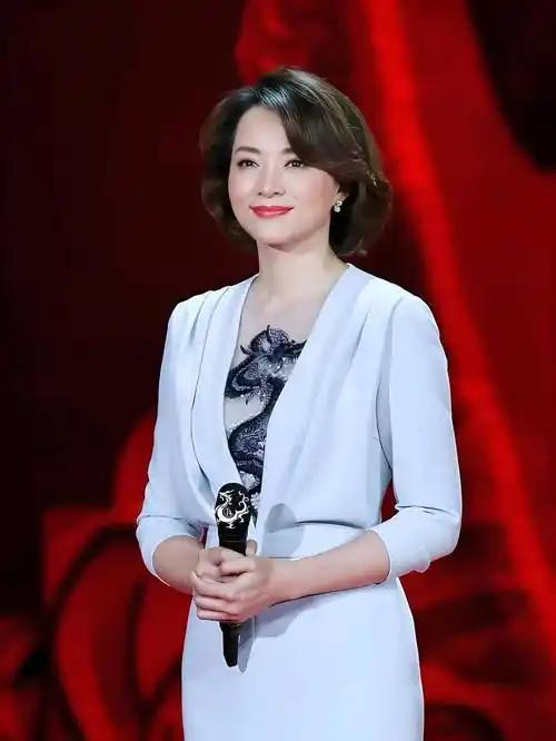 为什么那么多人喜欢董卿？董卿之所以广受喜爱，是因为她完美诠释了“腹有诗书气自华