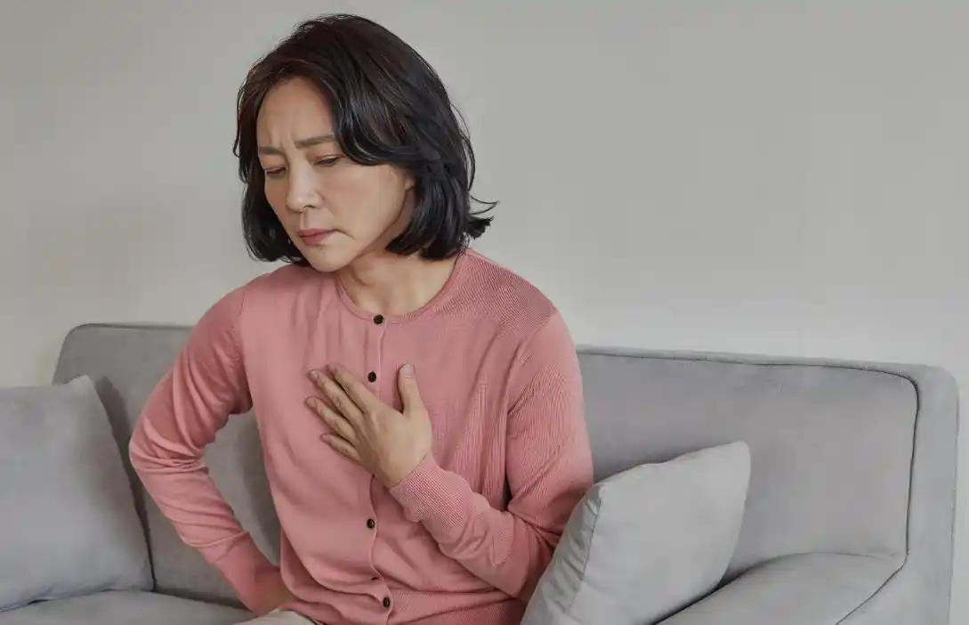 冠心病患者注意：夜里老出现这6种症状，别当成小毛病，可能是血管快撑不住了，真的要