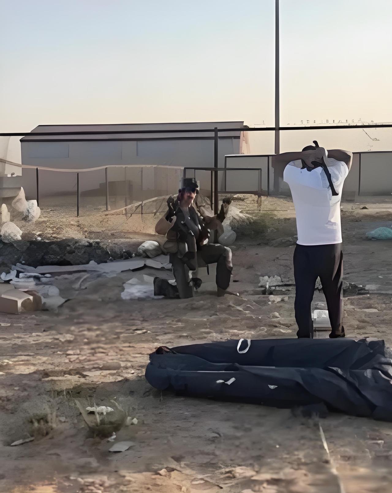 美国飞行员跪地求饶，这就是世界第一军事强国的作风。美国3架F-15E战斗机在