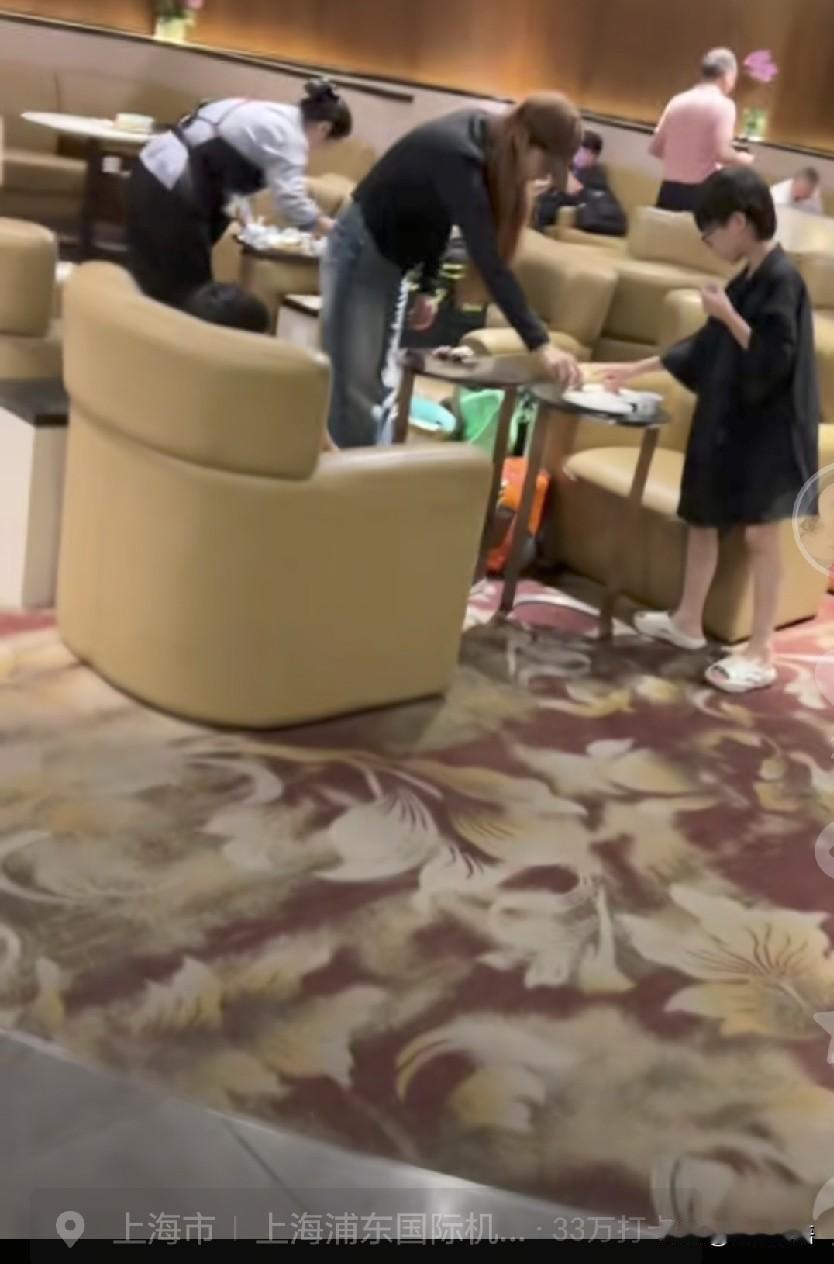 梁靖崑带着家人去旅行了。WTT美国大满贯赛梁靖崑退赛了，不打比赛就带孩子，看到