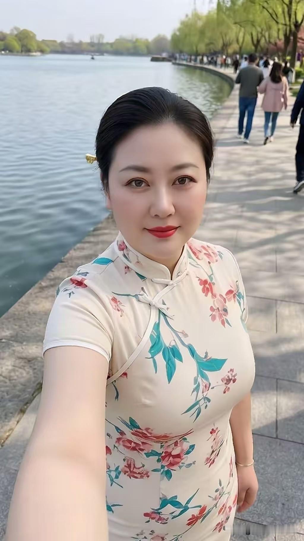 西江月·湖岸芳姿碧水粼粼波漾，垂杨袅袅风柔。旗袍花影映汀洲，眉眼温婉依旧