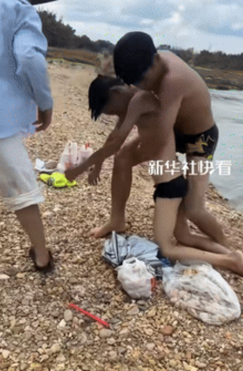 看哭了！广东湛江，男孩偷偷野泳不慎溺水沉底，被捞起时脸都发黑了！不料，路人小伙的