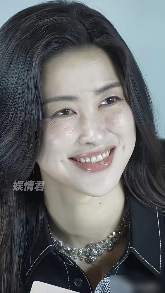 女演员演保洁，妆比你上班还精致。最逗的是，她睡着了，全妆纹丝不动。朱珠，