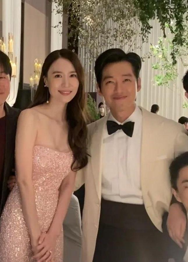 她最初嫌弃到白眼，他却死缠烂打7年！南宫珉颁奖礼上那句“雅凛我爱你”，背后藏着