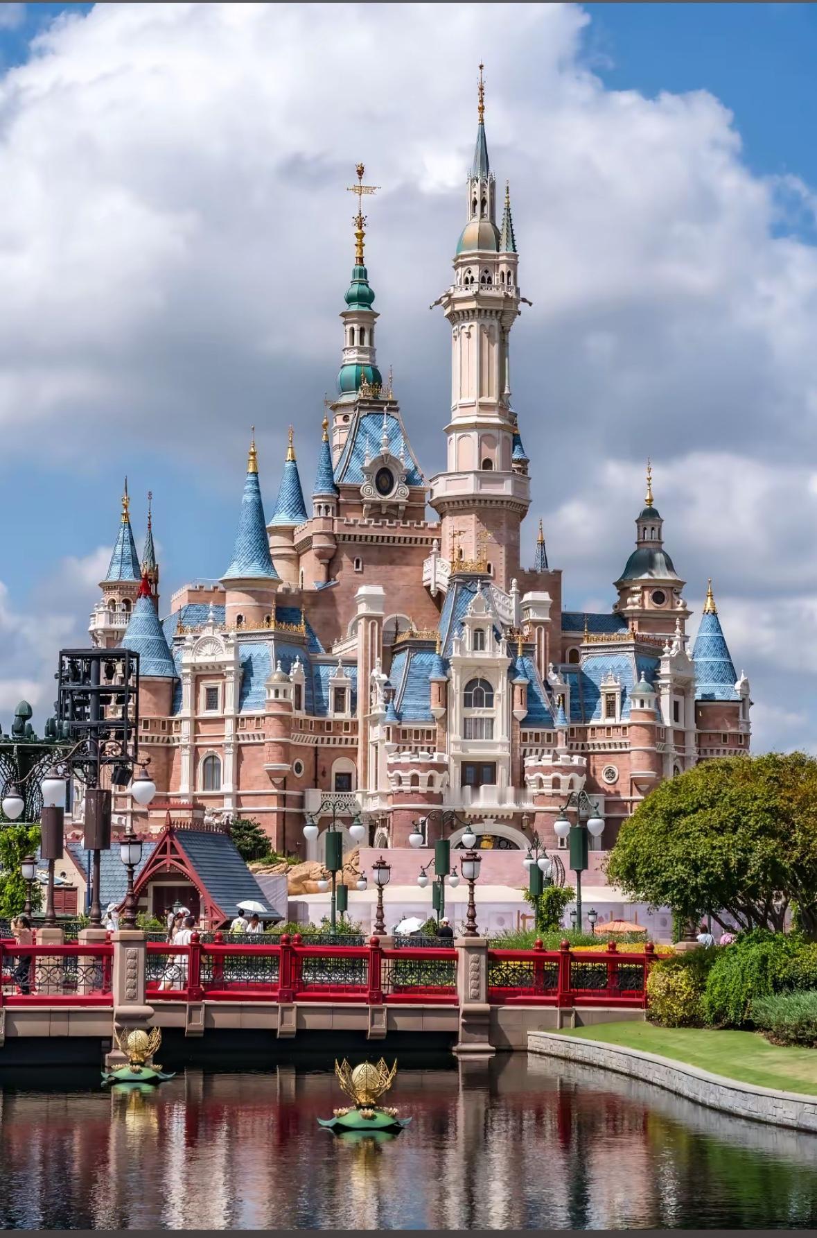 2025年五一假期全国主题乐园人气TOP3，真实客流数据如下：1.银基国际