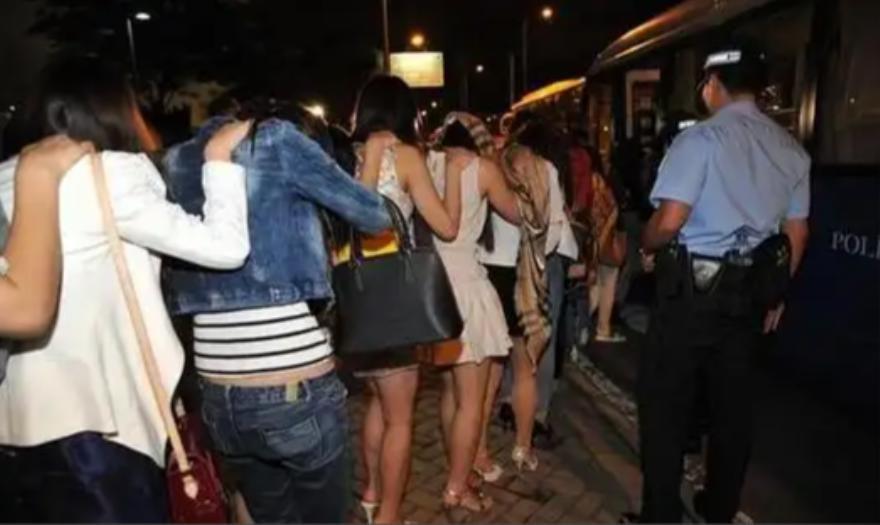 六个人，三个人世界冠军，另外两个是陪练。你以为她们不想当冠军吗？你错了。不是不