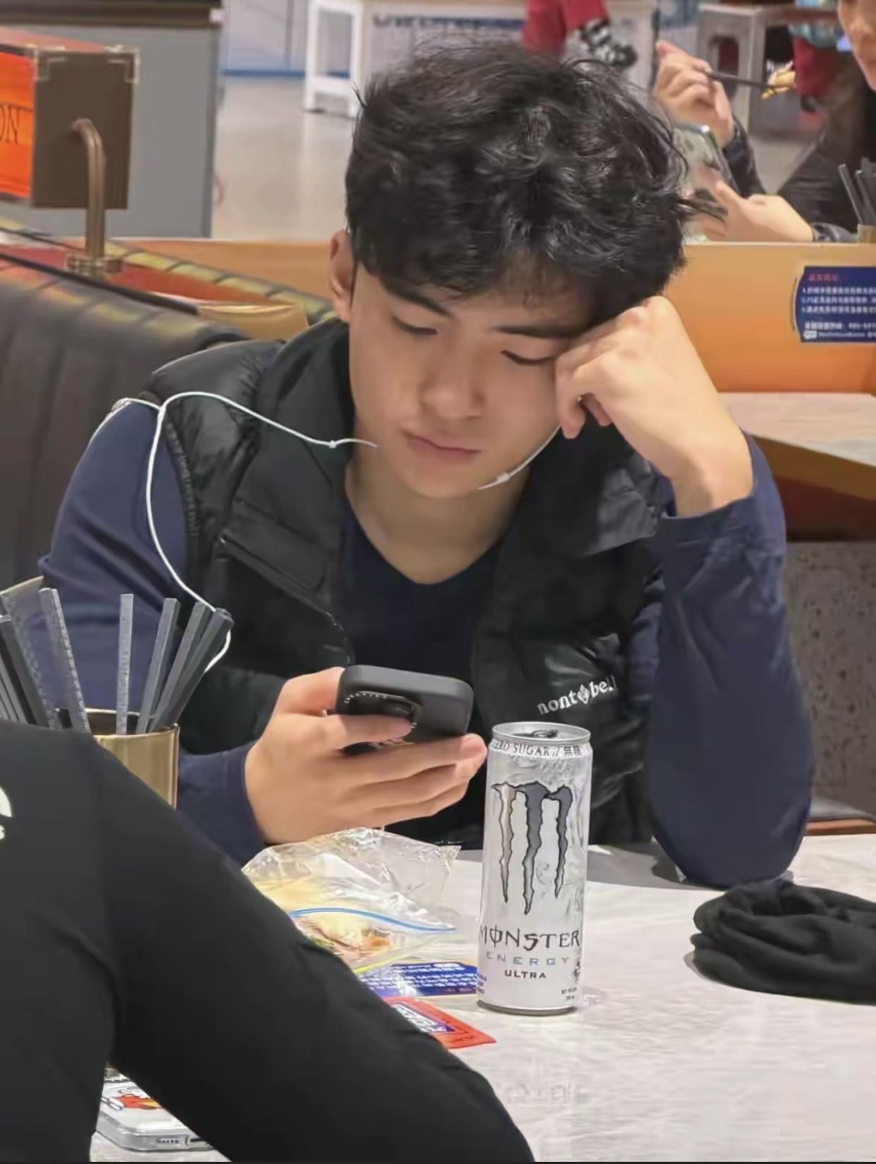 星二代里我最看不懂的人，就是谢振轩了，他老爸谢霆锋手握几十亿资产，他却半