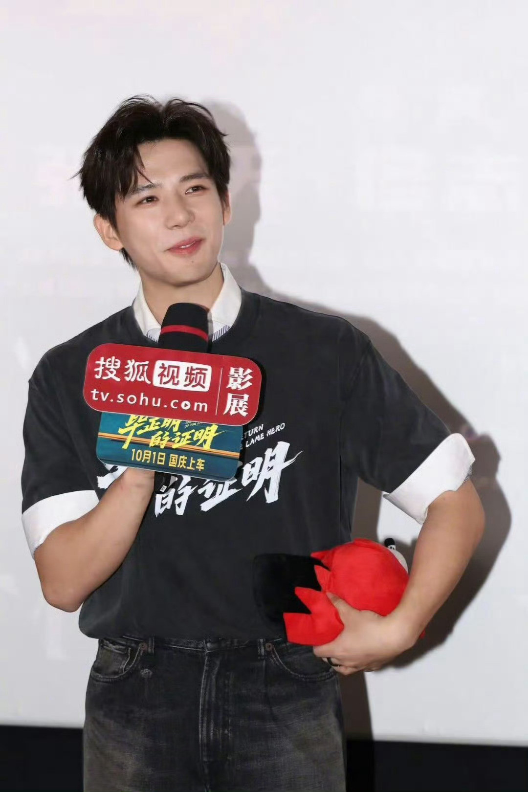 王安宇还原流浪小狗表情包本以为只是简单模仿，结果他偷偷练吐舌的小细节全被捕