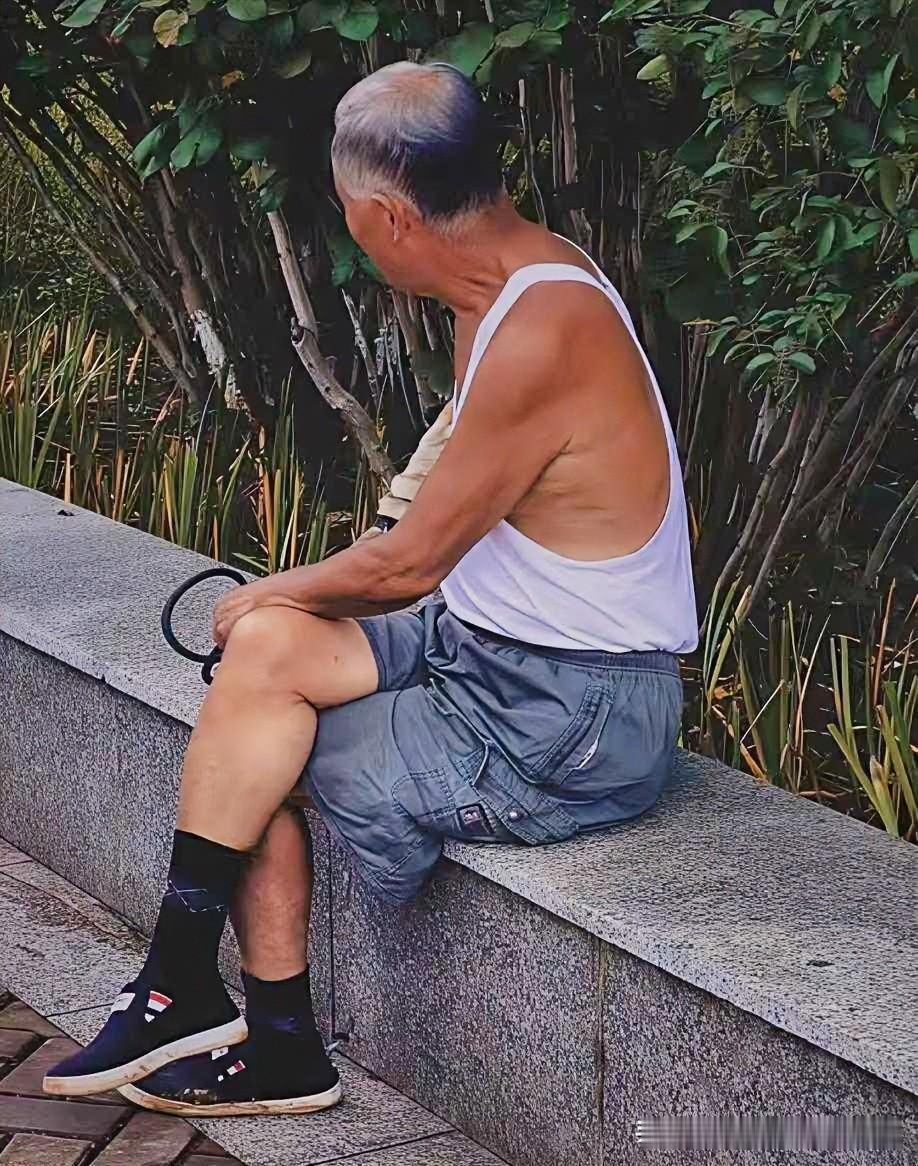 人老了真是越来越招人嫌弃我公公今年75岁，一个人住一间屋，每次我回去老远就能闻