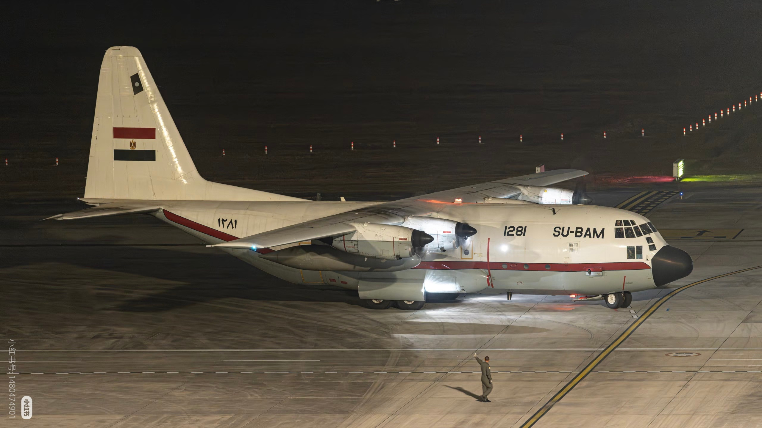 埃及空军C-130运输机飞抵成都，翼下还挂了副油箱：