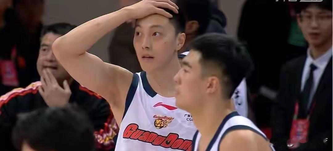 打个锤子！广东98-74大胜天津，看看球员数据，谁才是赢球的最大功臣:1、徐