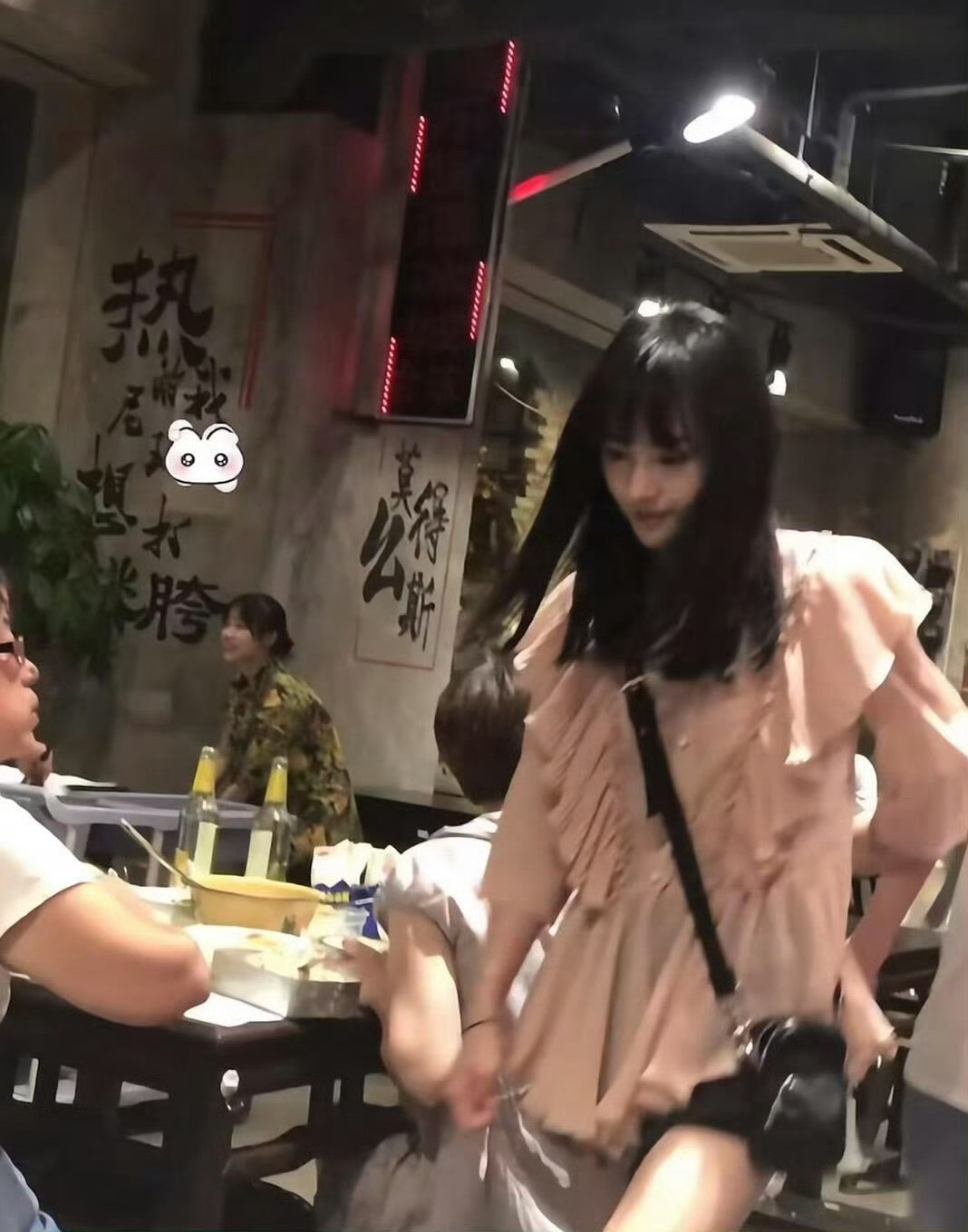 张翰带美女与朋友聚餐，疑似新恋情曝光❗️视频太糊，不知道有没有前女友爽子和娜扎漂