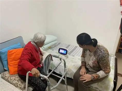 AI不只是年轻人的玩具：从买东西、看病到养老出行，它正在把普通日子重新做一遍这