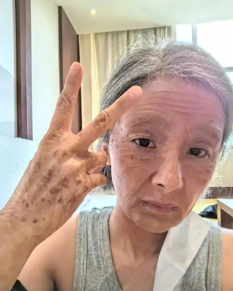 《生万物》结局太不好了看到老去的杨幂我心疼的哭了，因为杨幂的这个老人装扮太真