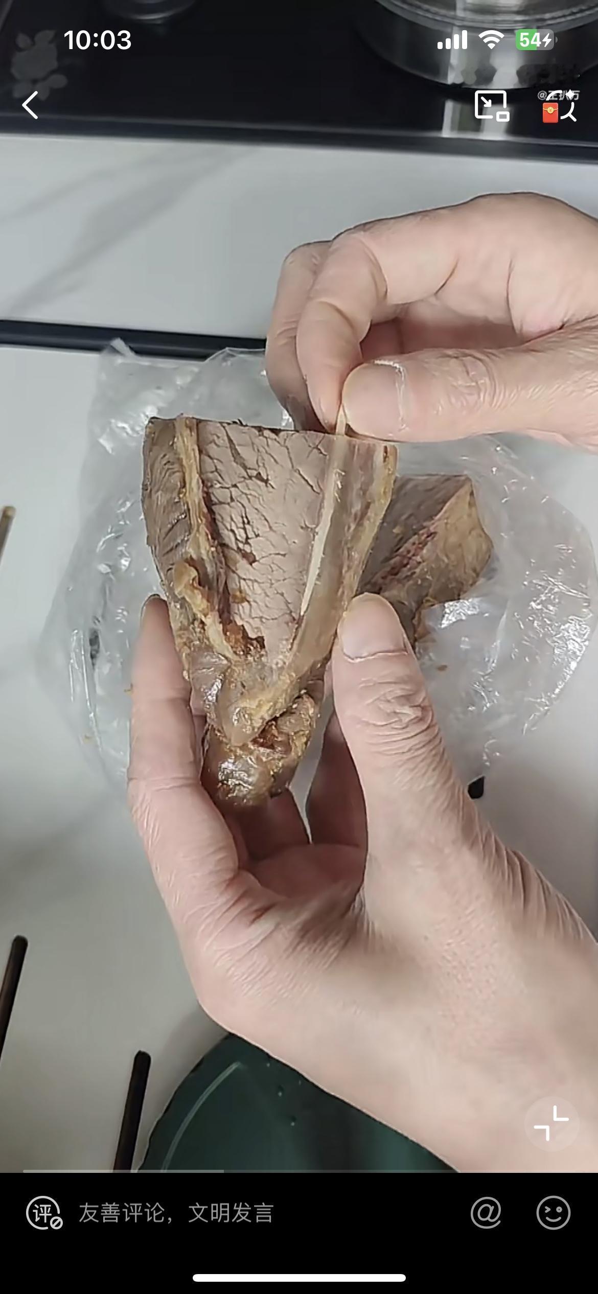 网购的牛腱子肉切开惊现牙签，疑似组装牛肉。一网友贪便宜，在网上买了几斤牛腱子肉，