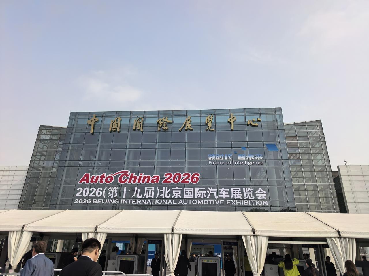 新能源车集体涨价，现在买车还划算吗？最近逛4S店的朋友可能发现了，看中的新能