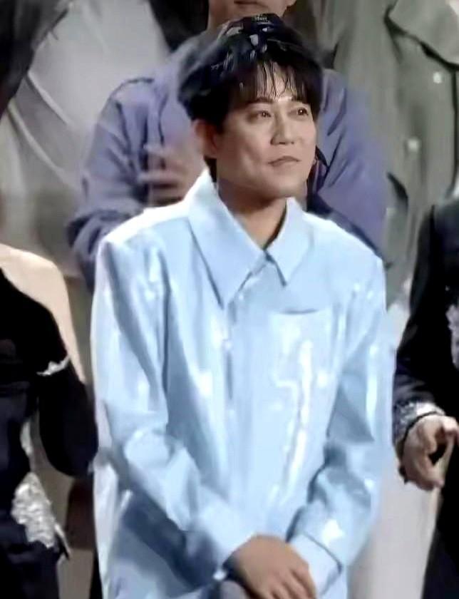 苏醒一个人敲门没人理，六个人组团报价就翻40%，这账算得真精。市场根本不在乎你