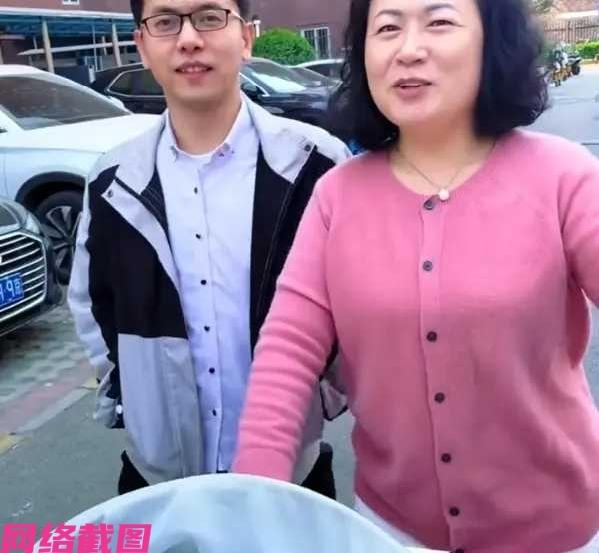 有男子带着自己妻子出门带娃游逛，但没有想到由于男子妻子的外貌，引发众人热议，原来