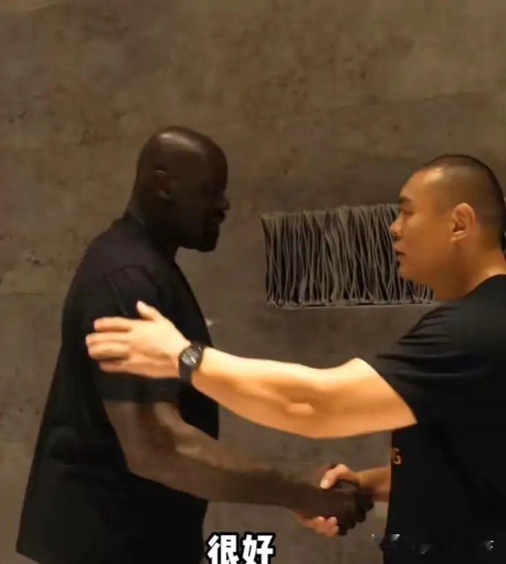 张志磊跟奥尼尔这张合影中，可以明显看出来，奥尼尔退役之后不怎么锻炼身体了。两个