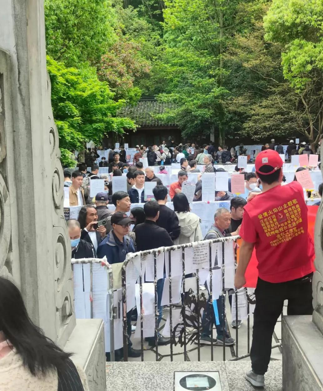 去年3月份，前往万松书院相亲角游玩。当时相亲角里面的人特别多，但大家都有一个共同