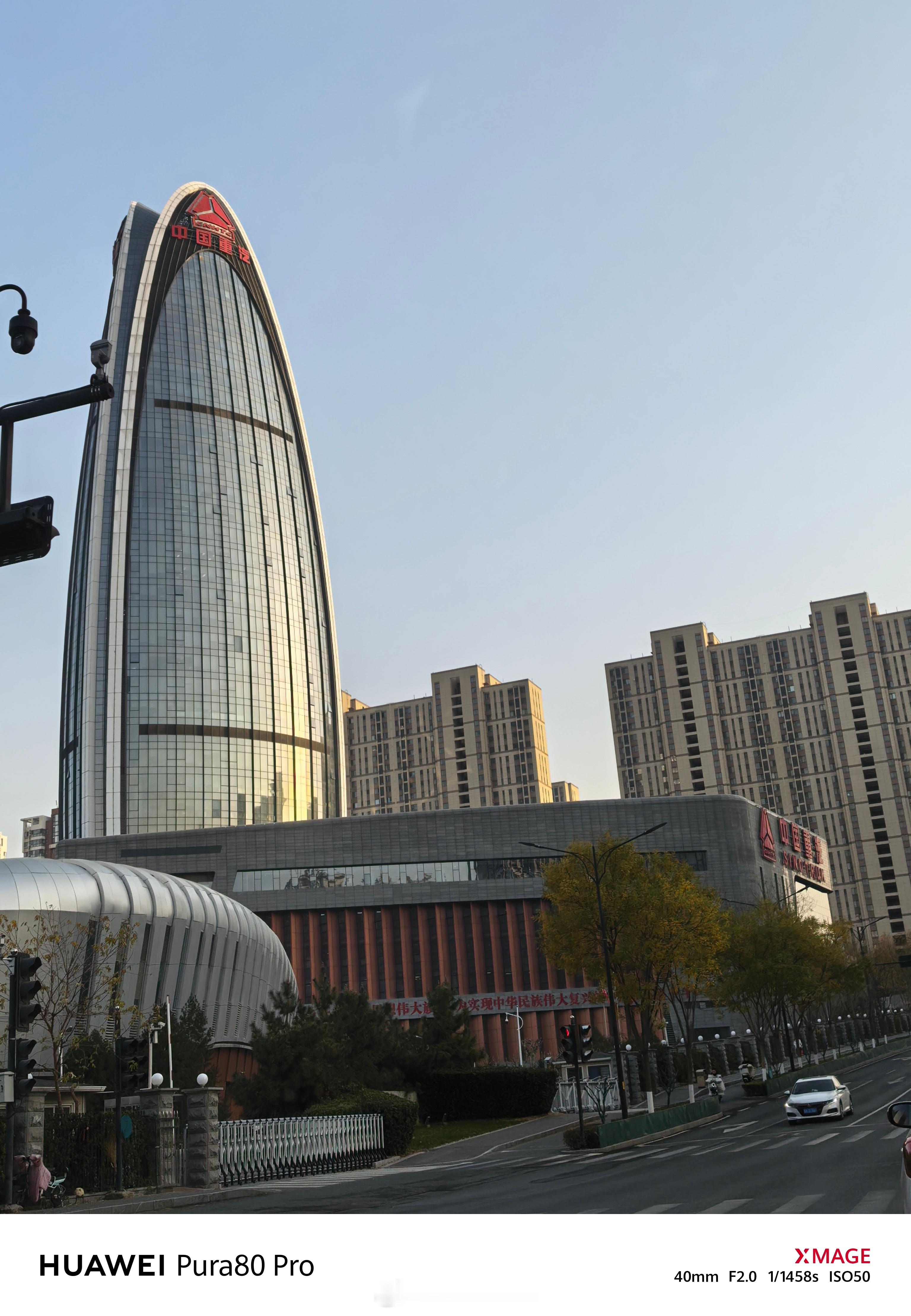 济南街景，一切都很北方，绿牌车也很少。这种情况下，突然出现一个科幻的建筑，就特别