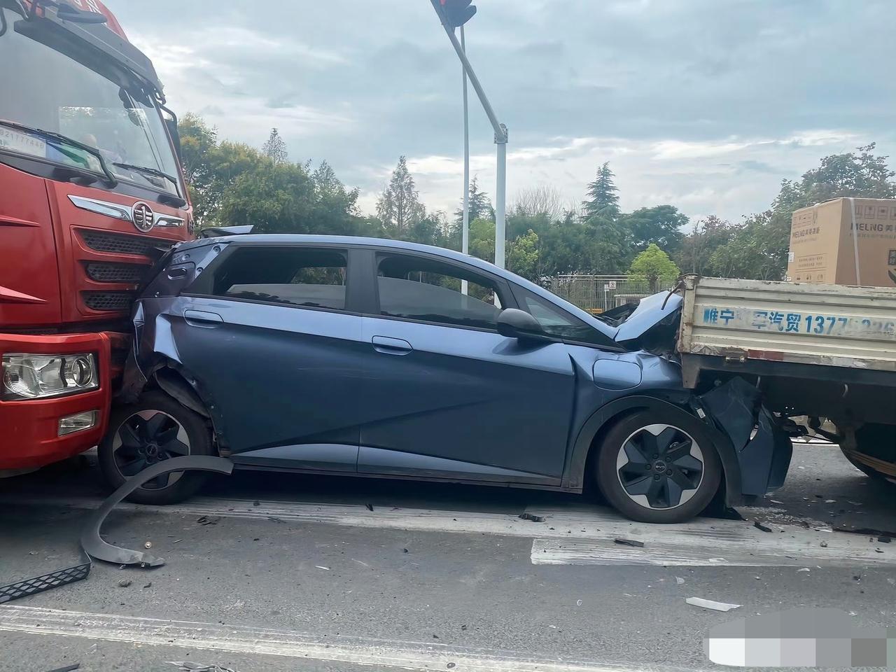 前后被大货车硬怼，这辆排名国内第一的车挺结实的，承受几十吨冲击力。这可比某来、某