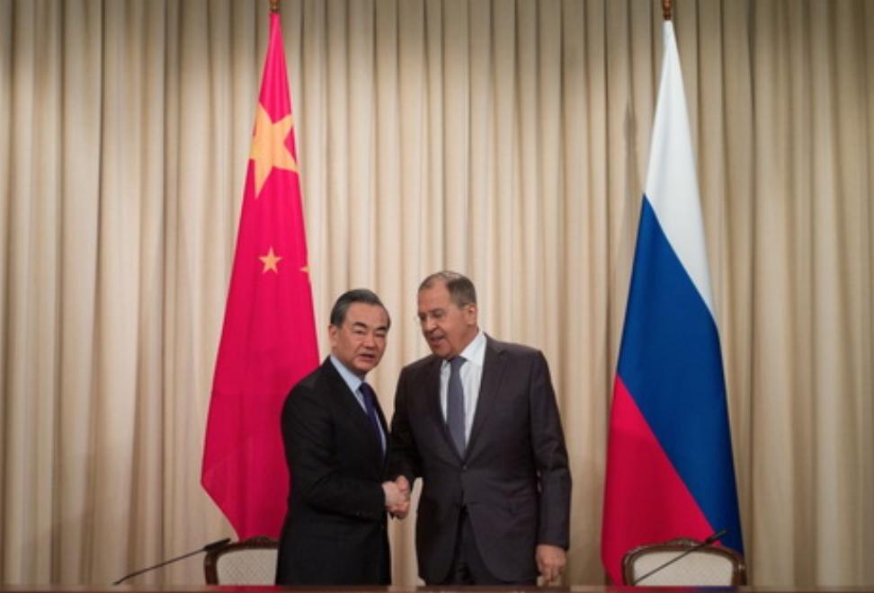 高市早苗终于低头了？中俄刚在莫斯科对完表，特朗普就反手敲打日本。这套组合拳下来，