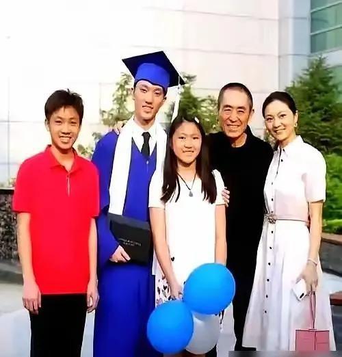 陈婷的抖音刚更新。镜头扫过一桌家常菜，三个身影一晃而过。不是明星，是张艺谋藏