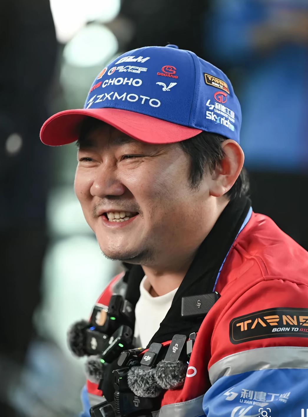 真的被张雪这波操作圈粉了，面对恶意碰瓷，就该这么硬气！车主换完机油才跑5