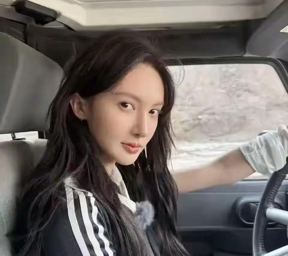 真相大白了，金晨是清白的，她没有肇事逃逸，也没有让助理徐长青顶包。她离开现场