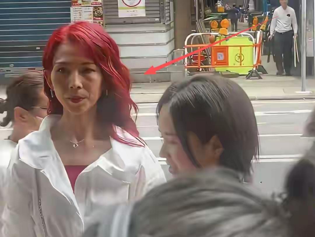 蔡少芬街头被偶遇，娘娘也经不住岁月的洗礼呀！遥想当年的蔡少芬可以说集美貌和身