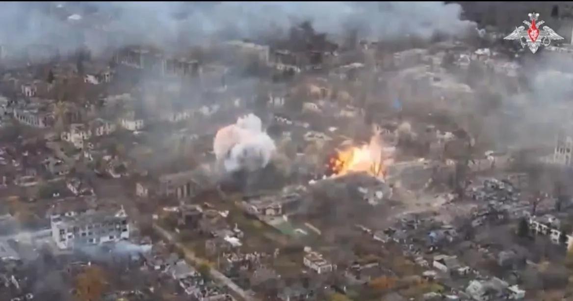 自欺欺人的美杂乌贼鱿鱼集体哭丧吧俄军夜袭红军城！血战数百座地下室：乌军王牌第95