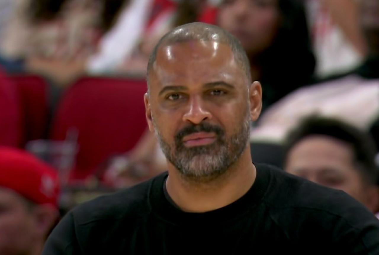 裁判真敢吹！史无前例：乌度卡都看急了！裁判40多秒连吹了火箭5次犯规！裁判演